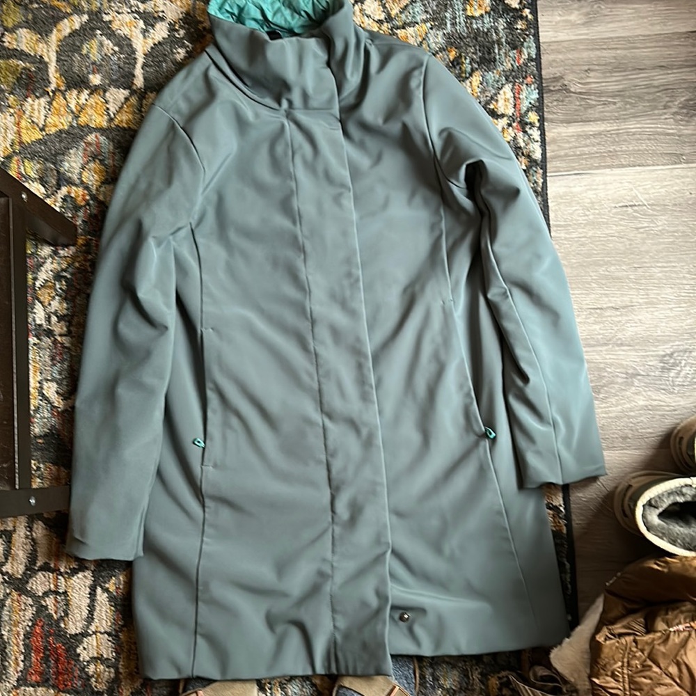 NWOT Patagonia raincoat with soft shell inside. Blueish green & turquoise. S XS
